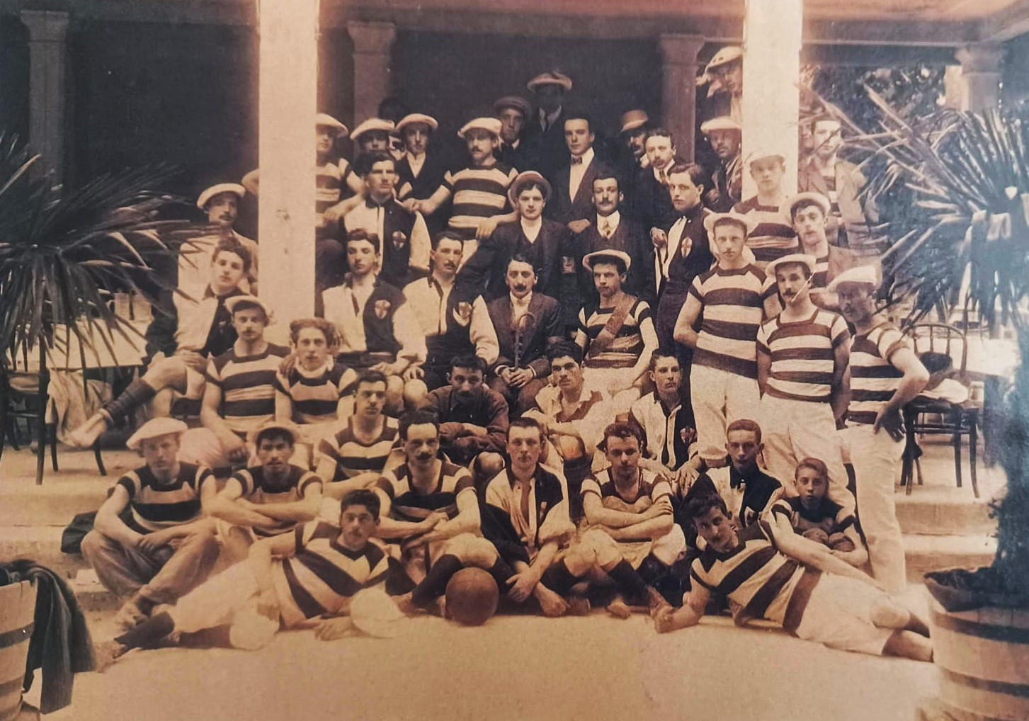 La foto ricordo dell'incontro amichevole a Riva di Trento del 1909